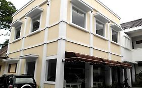 Residences By RedDoorz Near Rumah Mode